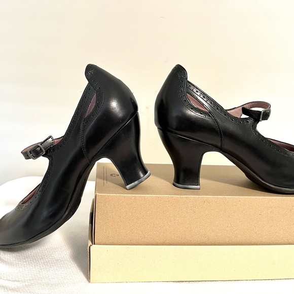 12M Clarks Artisan peep toe pump in black - Picture 6 of 10
